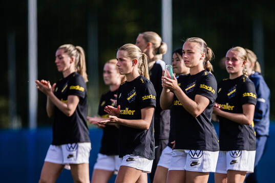 AIKs Olivia Lindstedt och Villemo Dahlqvist applåderar