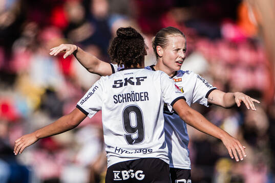 Häckens Felicia Schröder och Anna Anvegård jublar
