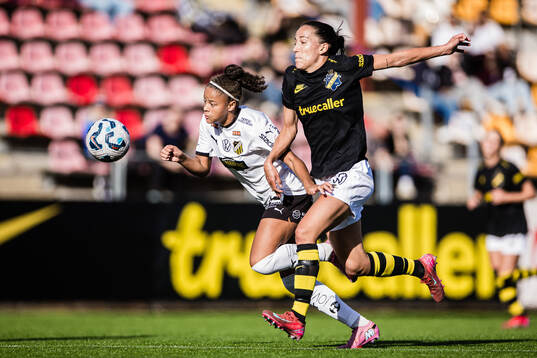 Häckens Felicia Schröder och AIKs Anna Oskarsson