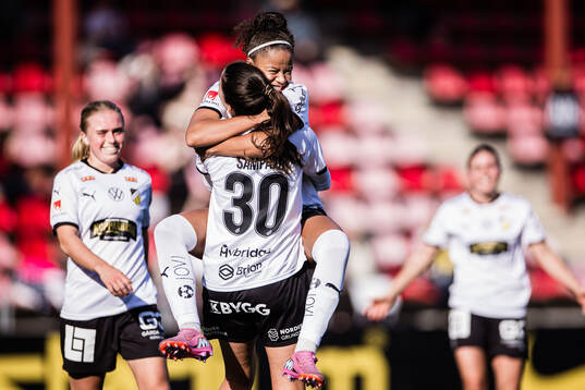 Häckens Helena Sampaio och Felicia Schröder jublar
