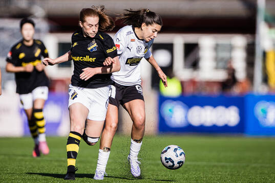 AIKs Ella Reidy och Häckens Helena Sampaio