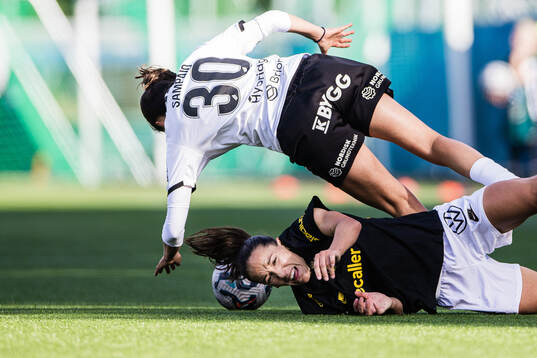 Häckens Helena Sampaio och AIKs Anna Oskarsson