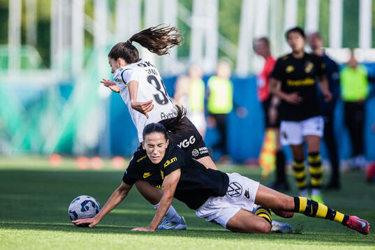 Häckens Helena Sampaio och AIKs Anna Oskarsson