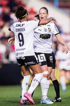 Häckens Felicia Schröder och Anna Anvegård jublar