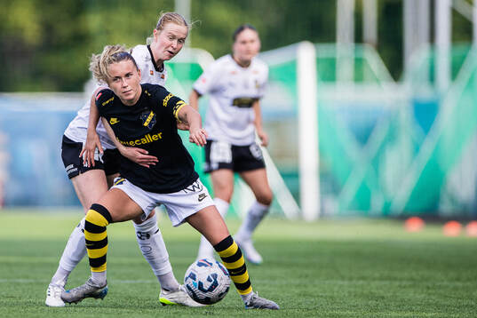 AIKs Adelisa Grabus och Häckens Emma Östlund