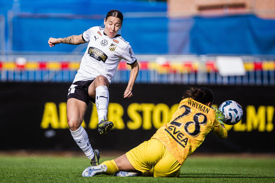 Häckens Tabby Tindell och AIKs målvakt Jada Leanne