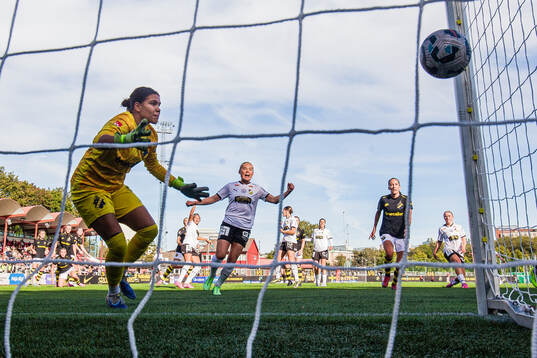 Häckens Anna Anvegård gör 2-4 bakom AIKs målvakt Jada