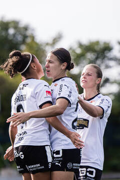 Häckens Felicia Schröder jublar med Tabby Tindell och