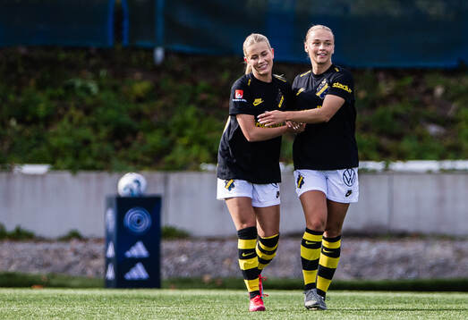 AIKs Villemo Dahlqvist jublar med Olivia Lindstedt