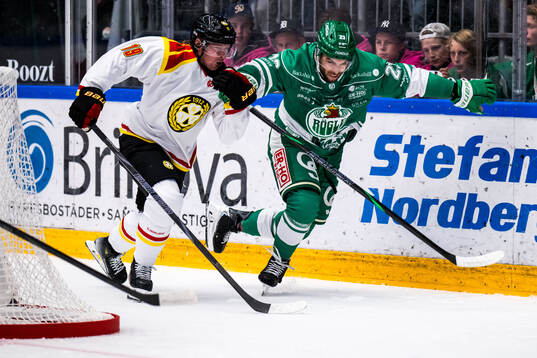 Brynäs Nicklas Bäckström och Rögles Josh Dickinson