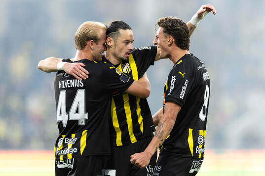 Häckens Amor Layouni jublar med Harry Hilvenius och Silas