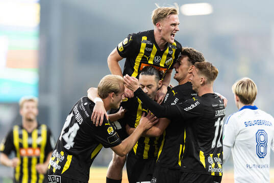 Häckens Amor Layouni jublar med Harry Hilvenius, Silas