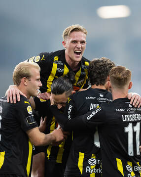 Häckens Amor Layouni jublar med lagkamrater