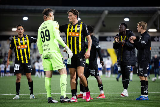 Häckens målvakt Etrit Berisha och Silas Andersen jublar