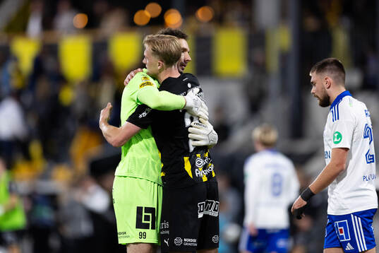 Häckens målvakt Etrit Berisha och Olle Samuelsson jublar
