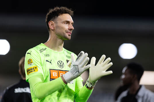 Häckens målvakt Etrit Berisha tackar klacken