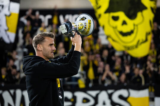 Häckens Johan Hammar håller i segersång framför klacken