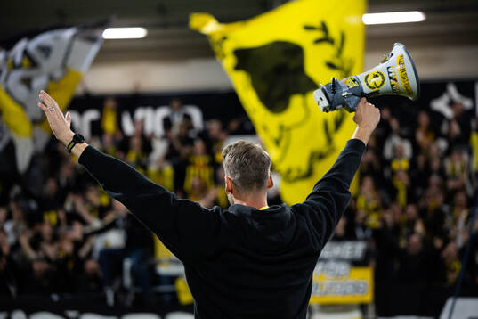 Häckens Johan Hammar håller i segersång framför klacken