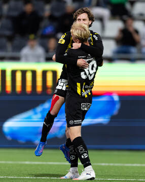 Häckens Isak Brusberg jublar ihop med Adam Lundkvist