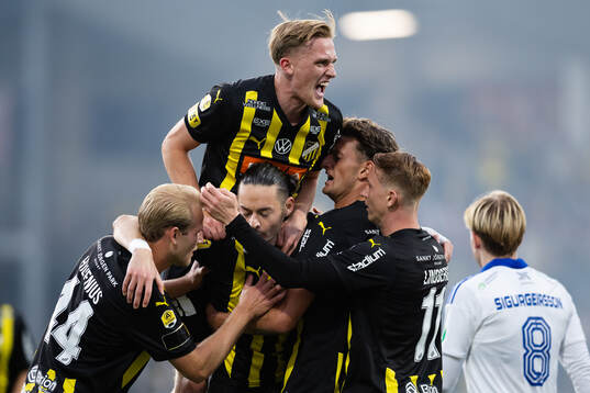 Häckens Amor Layouni jublar med Olle Samuelsson, Harry