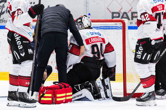Malmö Redhawks målvakt Marek Langhamer får vård