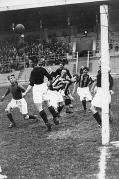 Fotboll, Dan Haagen har göra 27 sept. 1925 AIK-Gais.