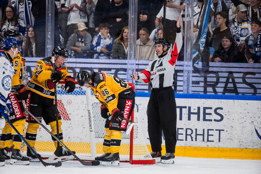 Luleås Erik Gustafsson och Mathias Bromé och Domare Linus