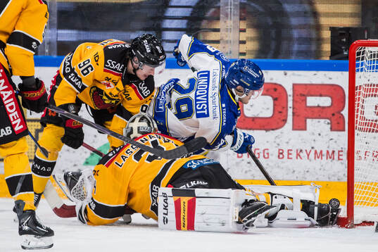 Luleås Pontus Andreasson och målvakt Joel Lassinantti och