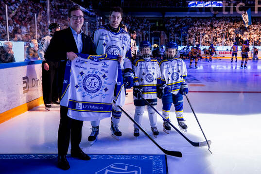 Leksands Peter Cehlarik och dagens matchvärd Leksands