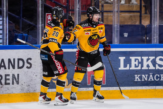 Luleås Casper Juustovaara Karlsson jublar med Brian O'Neill