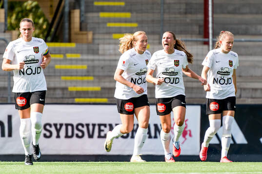 Brommapojkarnas Louise Lillbäck jublar
