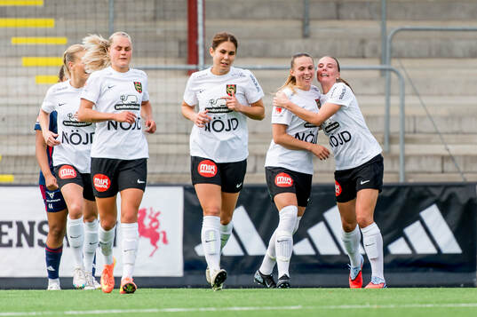 Bläddra bland fler bilder av Fotboll, Damallsvenskan, Rosengård - Brommapojkarna