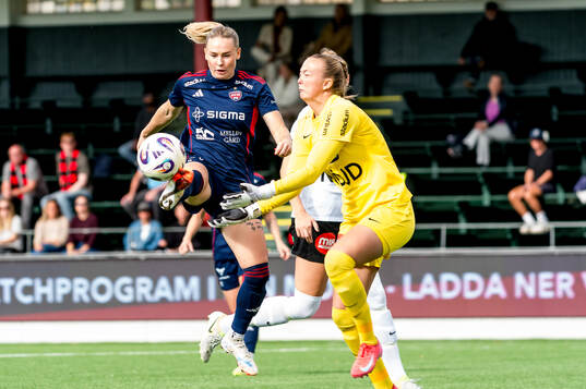 Rosengårds Emma Jansson och Brommapojkarnas  målvakt