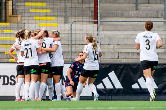 Brommapojkarnas Frida Thörnqvist jublar