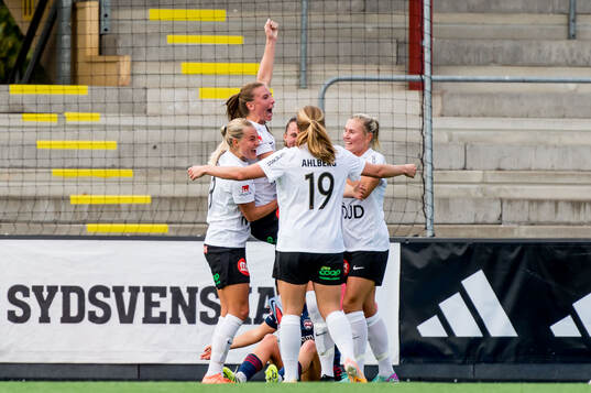 Brommapojkarnas Frida Thörnqvist jublar