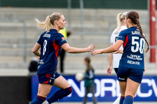 Rosengårds Emma Jansson och Filippa Sjöström jublar
