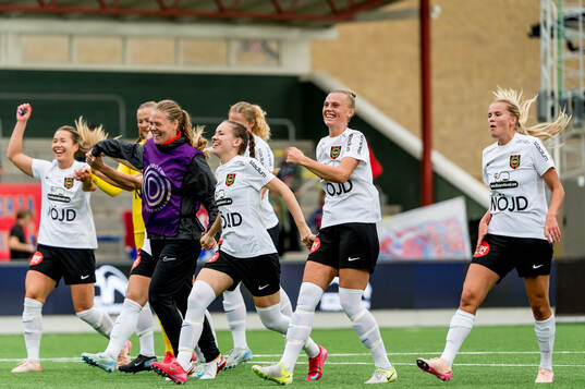 Brommapojkarnas spelare jublar