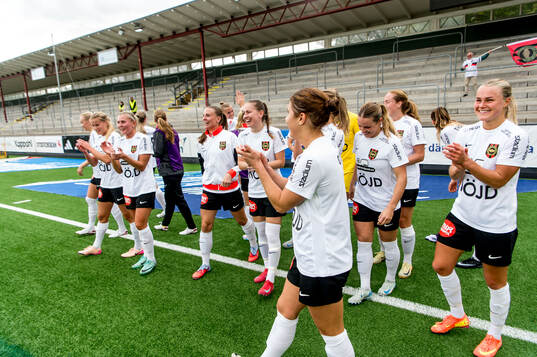 Brommapojkarnas spelare jublar