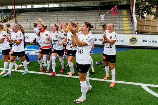 Brommapojkarnas Julia Olsson och spelare jublar