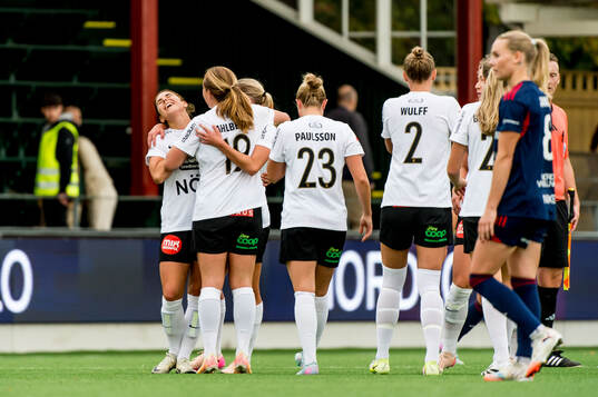 Brommapojkarnas spelare jublar