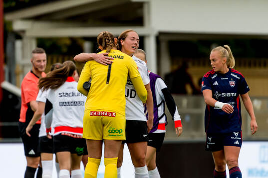 Brommapojkarnas spelare jublar