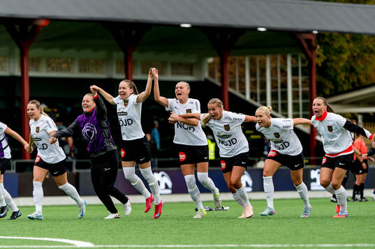 Brommapojkarnas spelare jublar