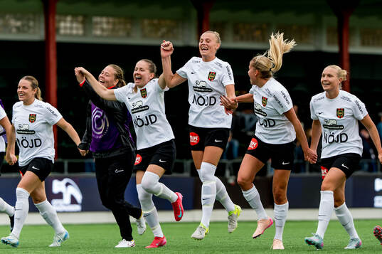Brommapojkarnas spelare jublar