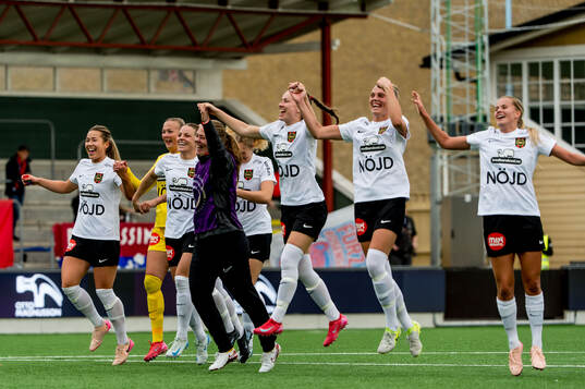 Brommapojkarnas spelare jublar