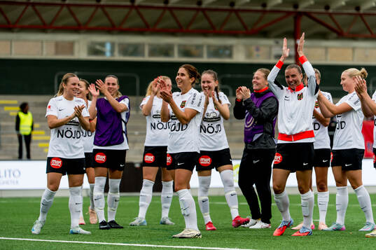 Brommapojkarnas spelare jublar