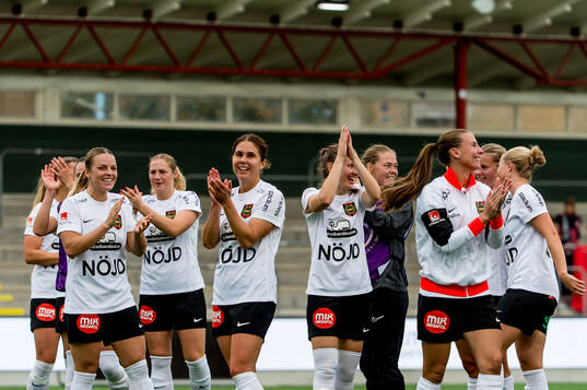 Brommapojkarnas spelare jublar