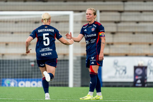 Rosengårds Anni Hartikainen och Emilia Larsson jublar