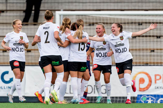 Brommapojkarnas spelare jublar