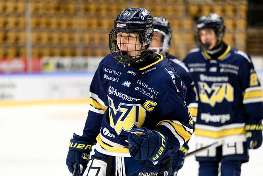HV71s Emmi Rakkolainen jublar