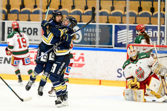 HV71s Emmi Rakkolainen och Julia Nearis jublar